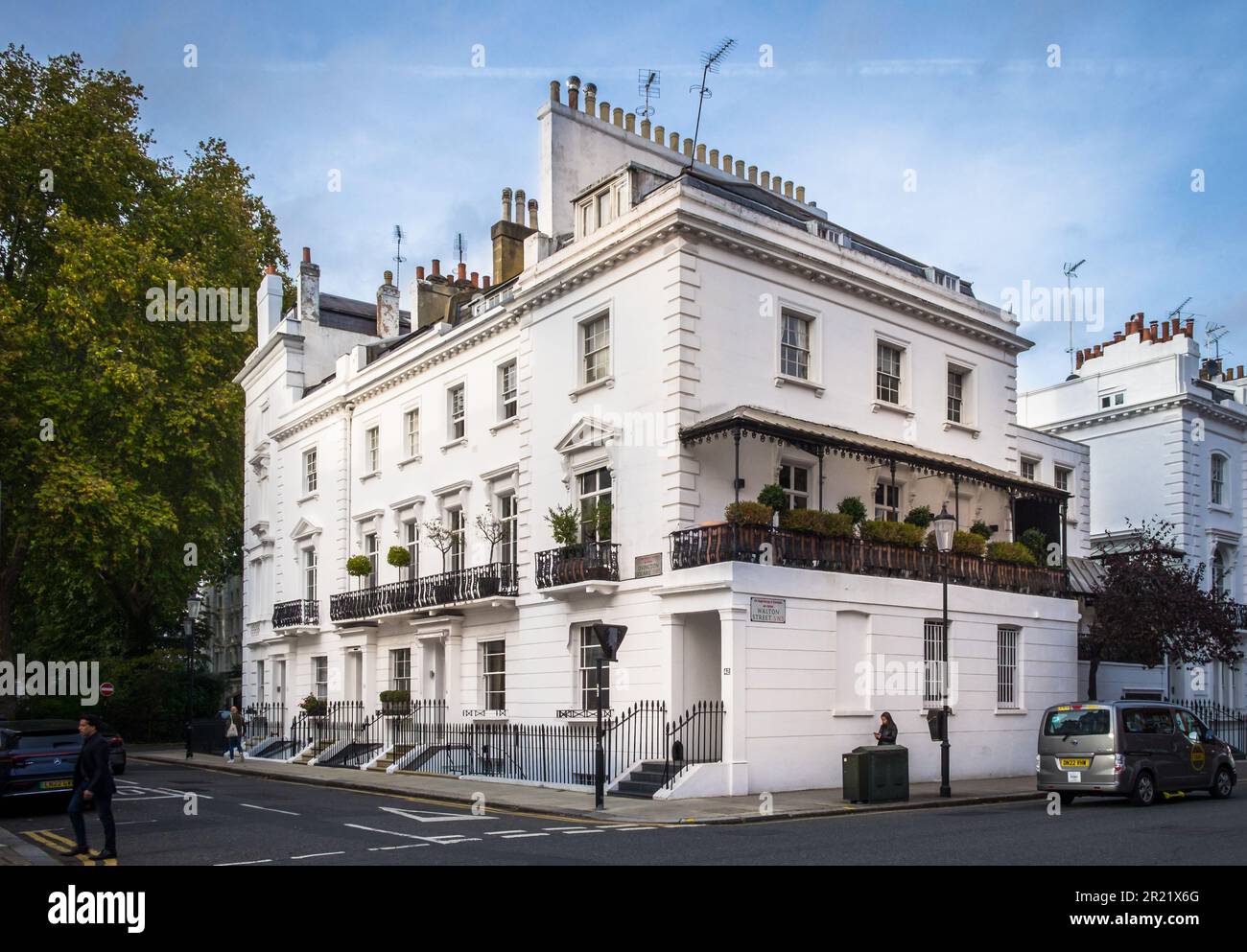 England, United Kingdom, Nov 2022, view of a residential building at a corner of walton St and Ovington Square in the Royal Borough of Kensington and Stock Photo