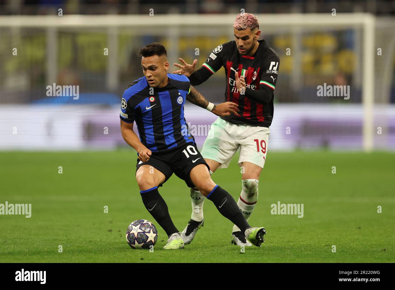 Eder of UC Sampdoria and Nicolas Burdisso of Genoa CFC compete for News  Photo - Getty Images