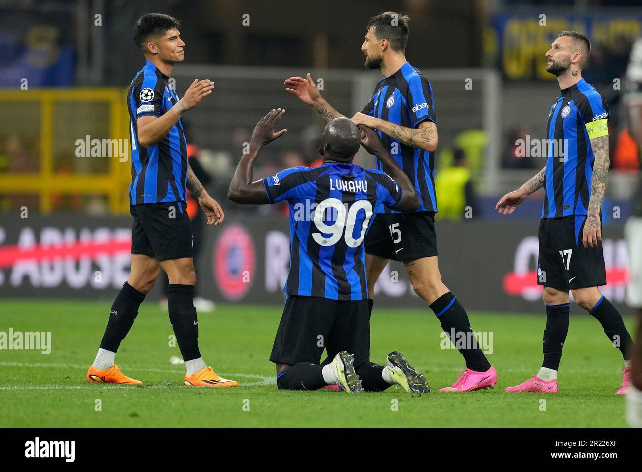 Inter Milan's Romelu Lukaku (centre) heads towards goal but is