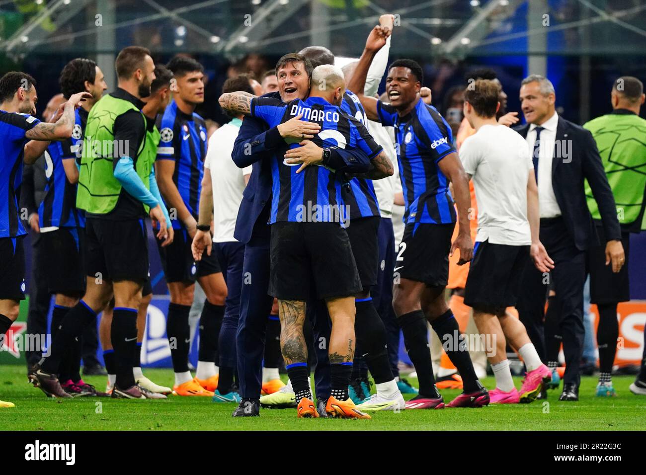Fc inter ac milan zanetti hi-res stock photography and images - Alamy, image size:1300x956