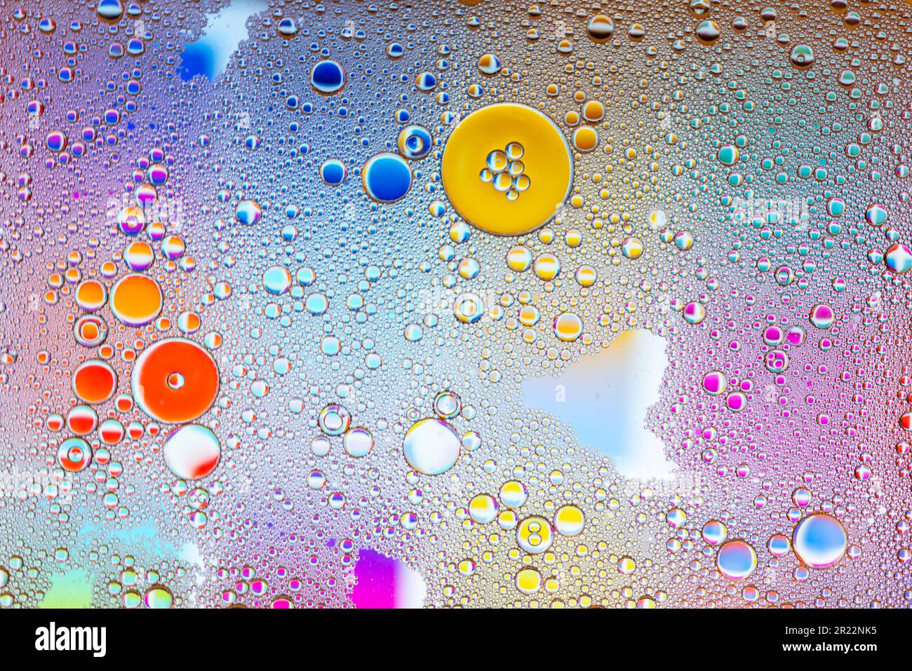 Detalle de burbujas y gotas de agua de varios colores Stock Photo