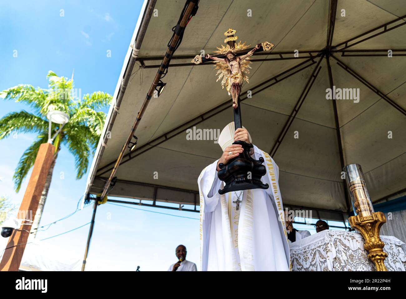 Salvador, Bahia, Brazil - January 06, 2023: Priest is holding the image of Jesus on the cross on the traditional first Friday of 2023. Senhor do Bonfi Stock Photo