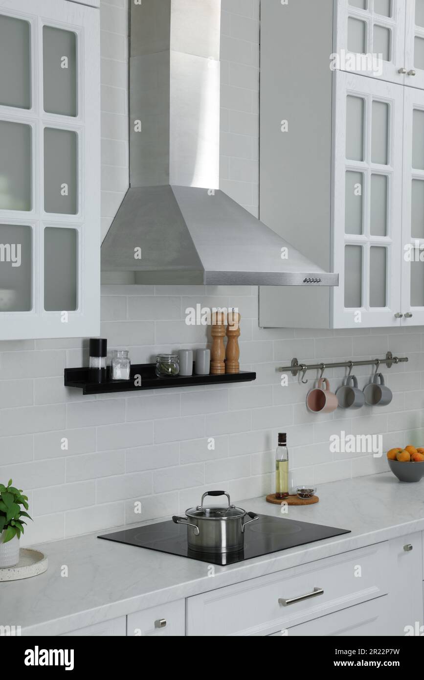 Extractor fan kitchen hi-res stock photography and images - Page