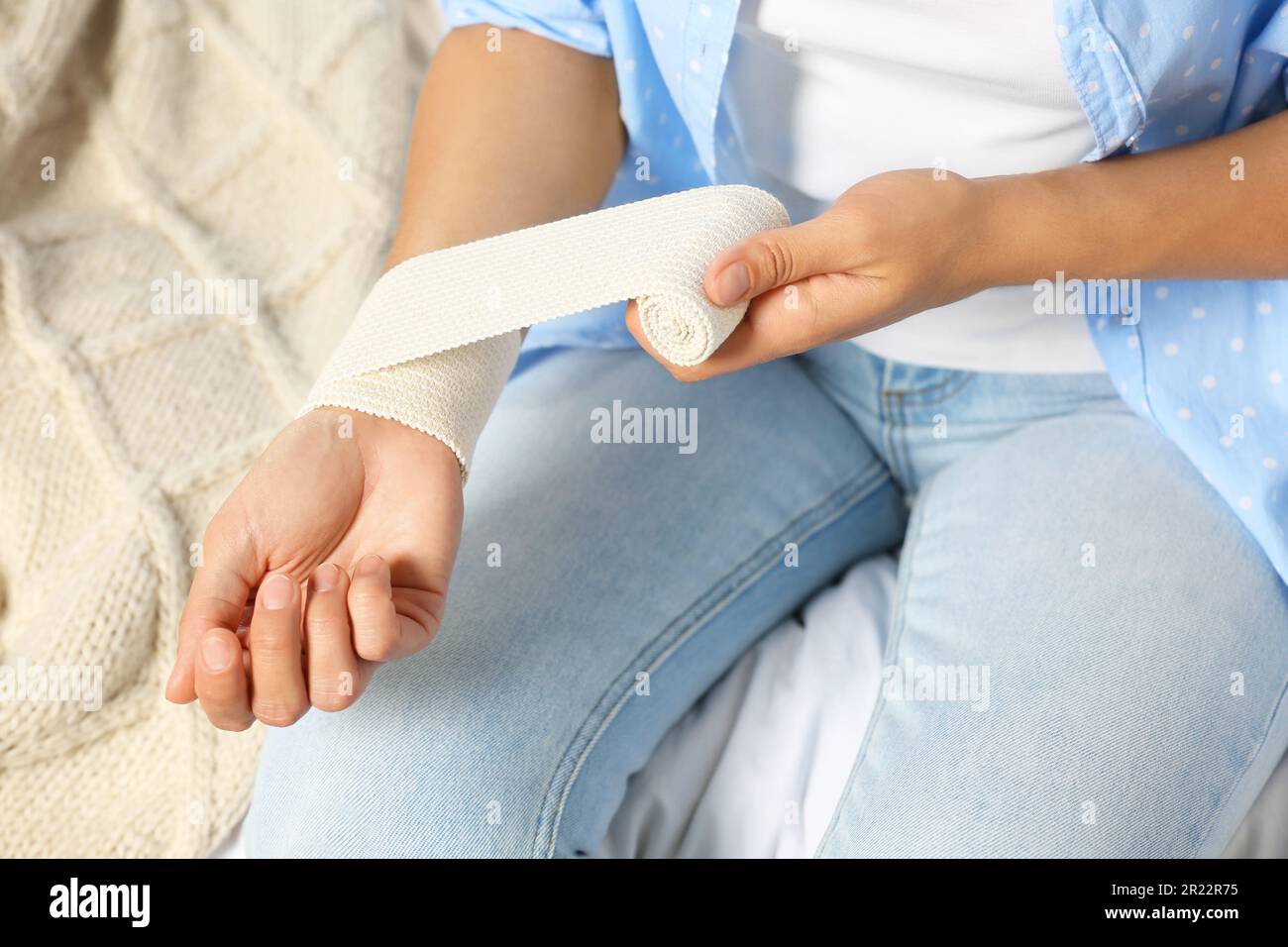 Injured woman hospital bed hi-res stock photography and images - Alamy