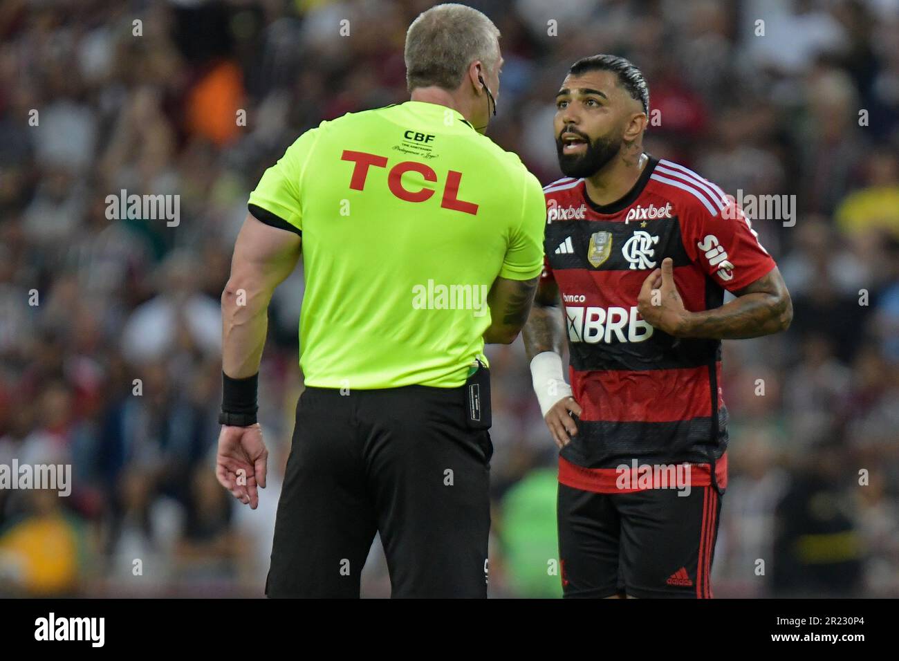 Rio De Janeiro, Brazil. 16th May, 2023. Maracana Stadium Gabriel Barbosa of Flamengo, complains to the referee Anderson Daronco during the match between Fluminense and Flamengo, for the round of 16 of the 2023 Copa do Brasil, at Maracana Stadium, this Tuesday, 16. 30761 (Marcello Dias/SPP) Credit: SPP Sport Press Photo. /Alamy Live News Stock Photo