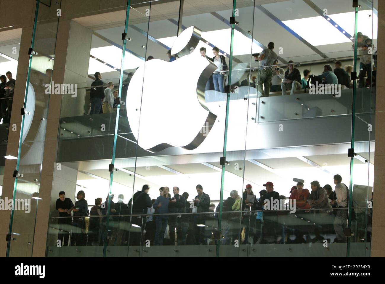 The official opening launch of Australia’s first Apple store, situated on George Street, the main road through the Sydney CBD. Some consumers had stood in line for more than 24 hours to be among the first to visit the new store. Sydney, Australia, 19 June 2008. Stock Photo