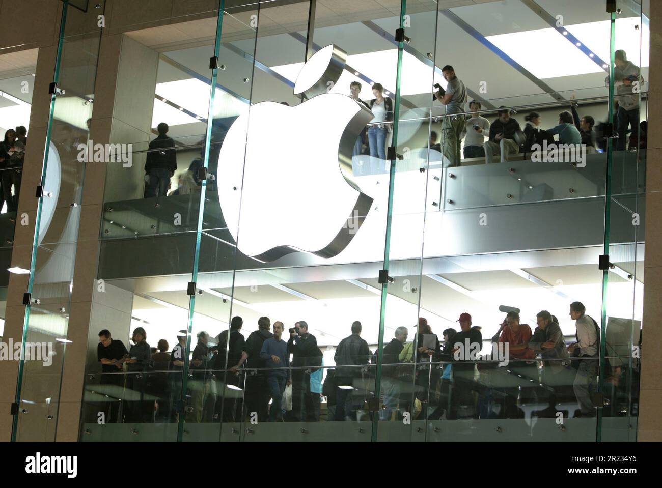 The official opening launch of Australia’s first Apple store, situated on George Street, the main road through the Sydney CBD. Some consumers had stood in line for more than 24 hours to be among the first to visit the new store. Sydney, Australia, 19 June 2008. Stock Photo