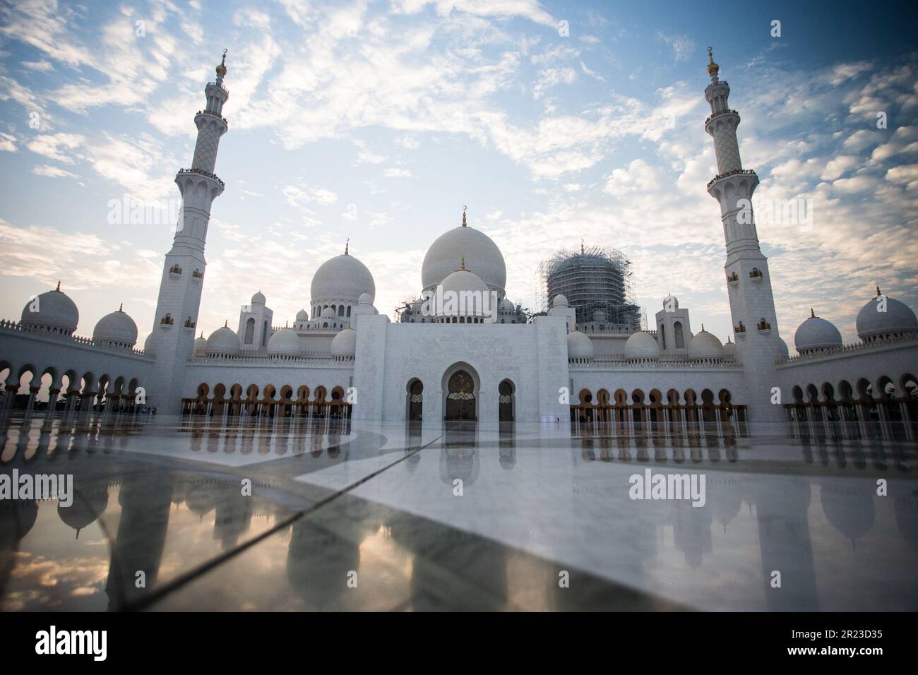 Exterior photos of the Shiekh Zayed Grand Mosque in Abu Dhabi Stock Photo