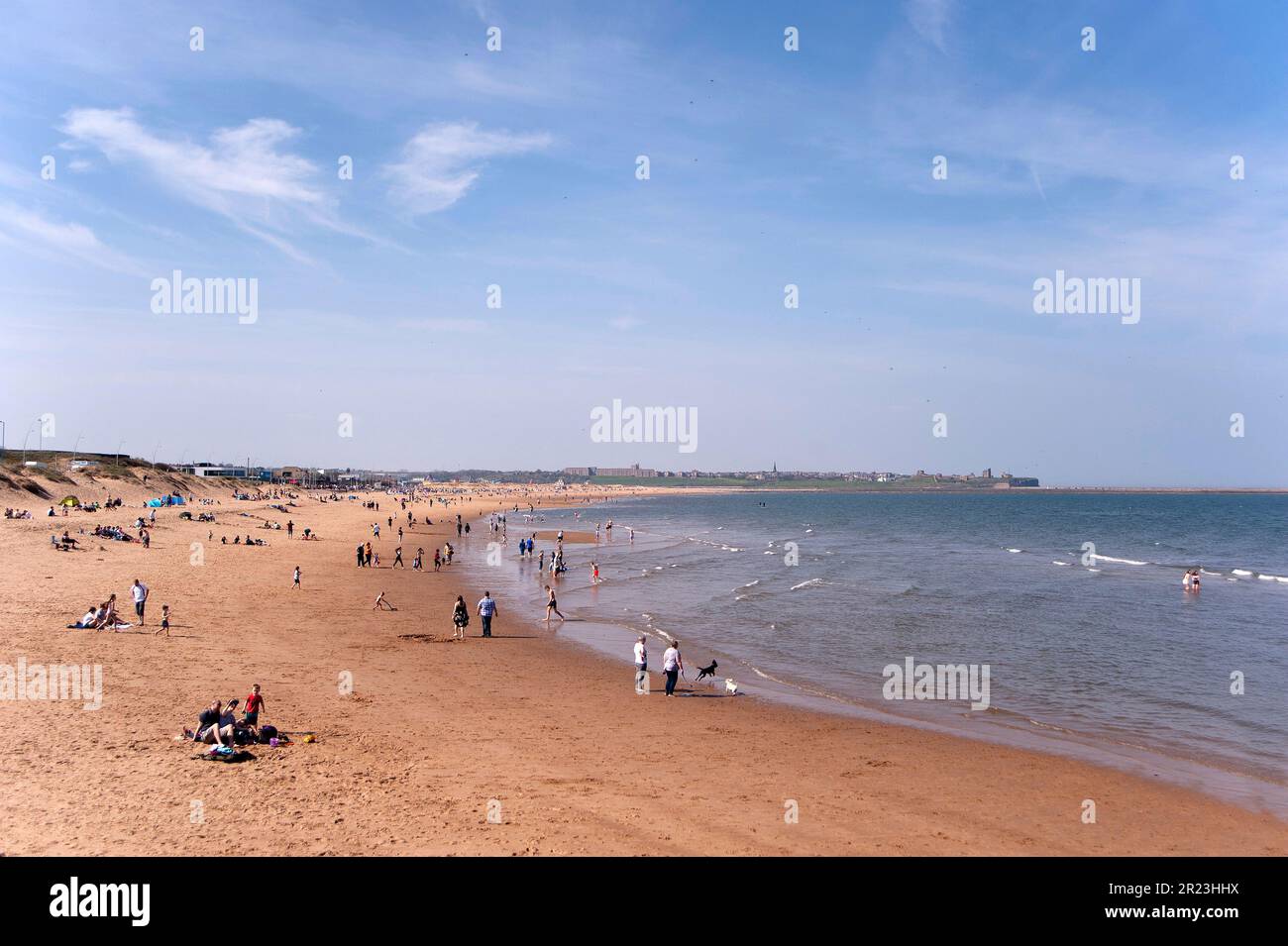 Summer crowds on Sandhaven Beach, South Shields Stock Photo - Alamy