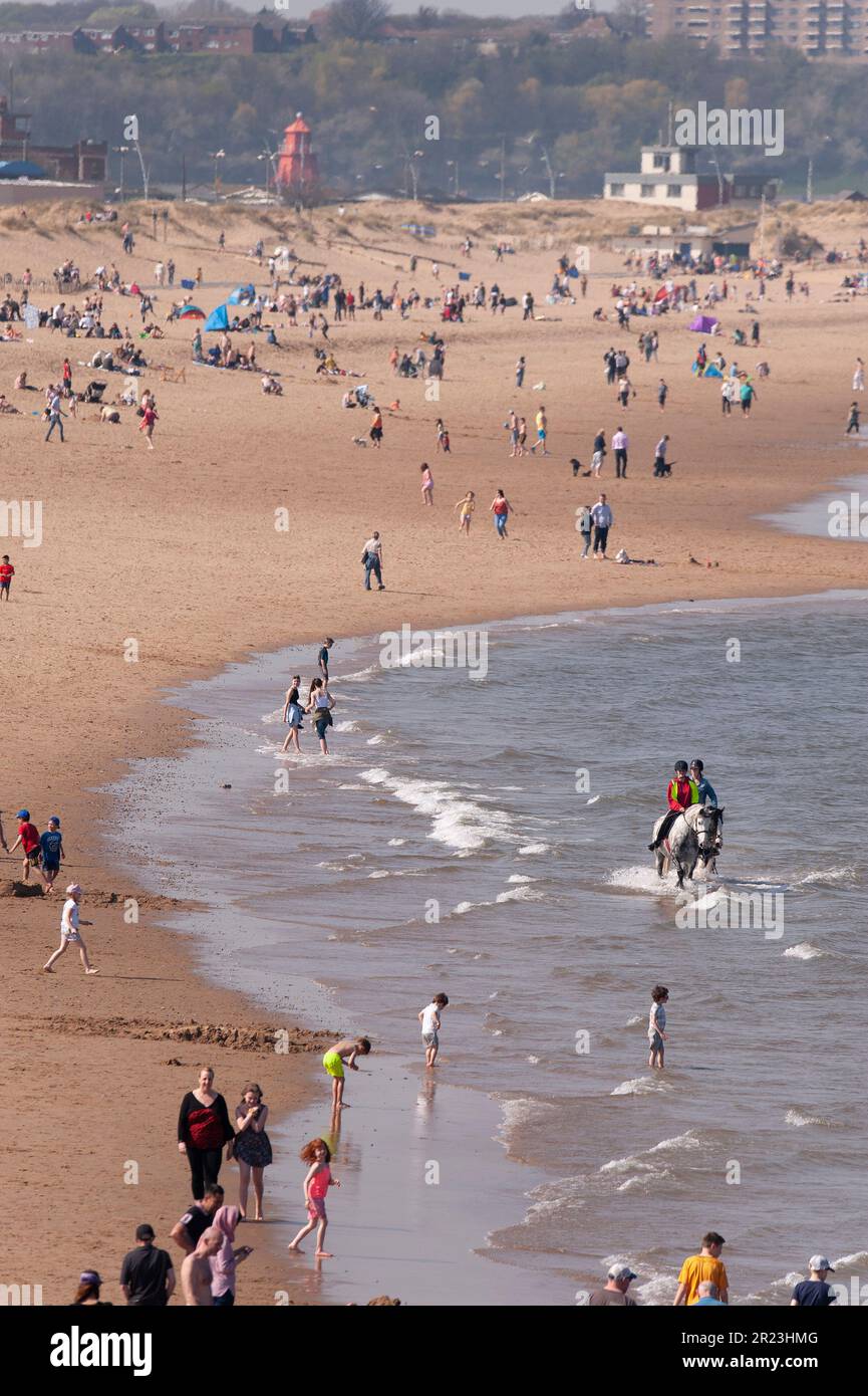 Summer crowds on Sandhaven Beach, South Shields Stock Photo - Alamy