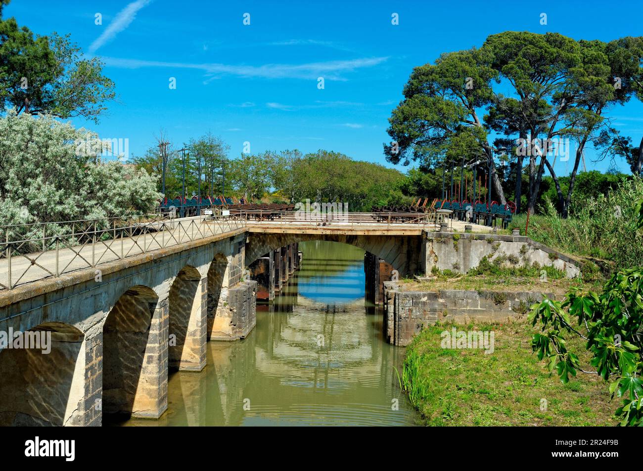The Canal du Midi Libron structure (intersection of the canal and the