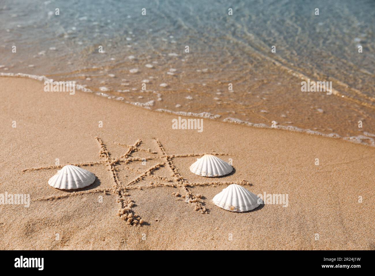 Tic Shells Playing Tic tac toe game with shells on sand near sea Stock Photo - Alamy