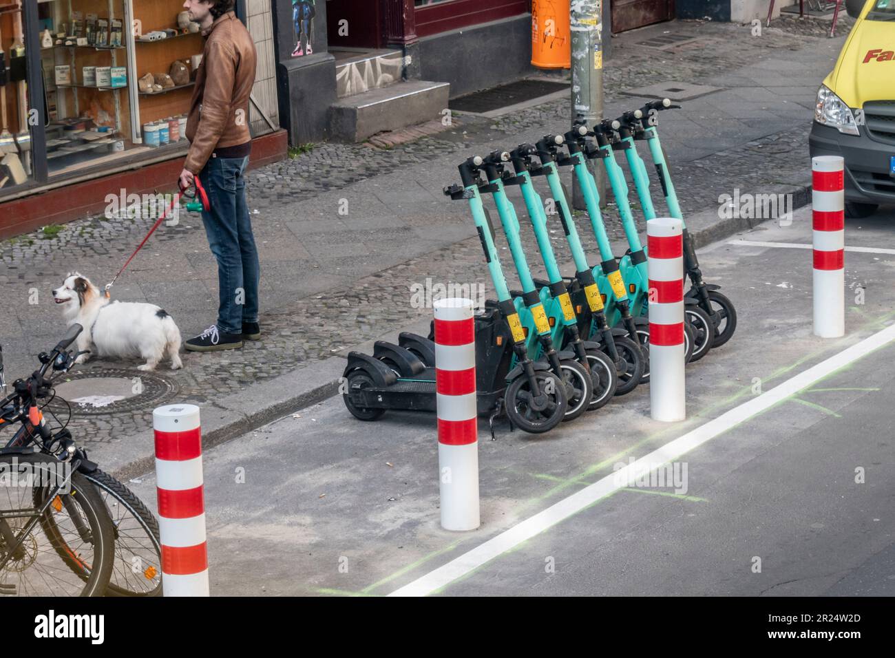 E-Roller morgens noch ordentlich aufgereiht in Parkzone, Oranienstrasse, Kreuzberg , Berlin Stock Photo
