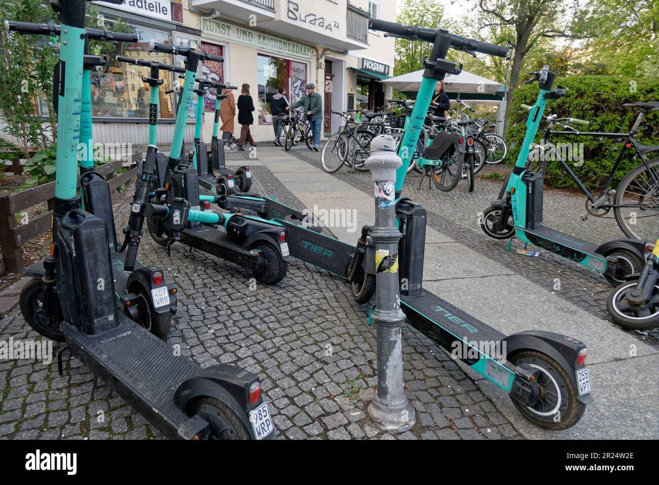 Tier E-Roller blockieren Bürgersteig am Planufer in Kreuzberg , Berlin Stock Photo