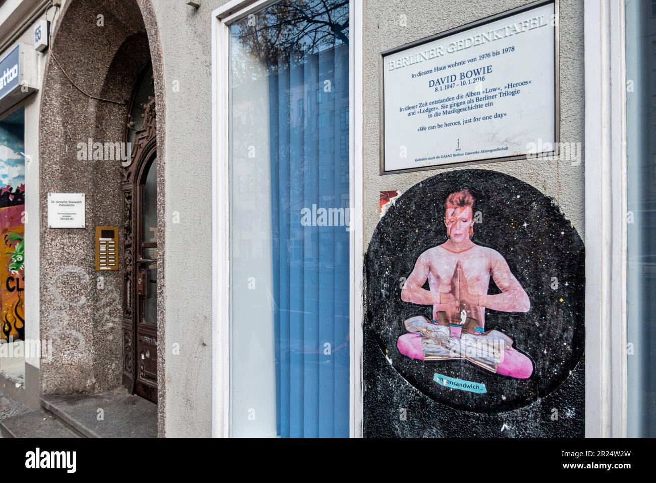 David Bowie Gedenktafel am ehemaligen Wohnhaus in der Hauptstrasse in BerlinSchöneberg Stock
