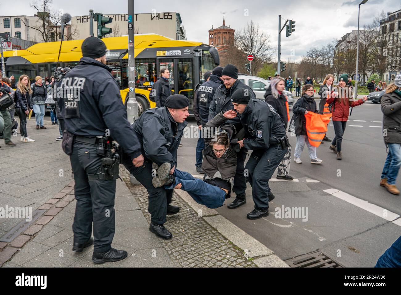 Letzte Generation blockiert Schillingbrücke in Berlin, Polizeieinsatz Stock Photo