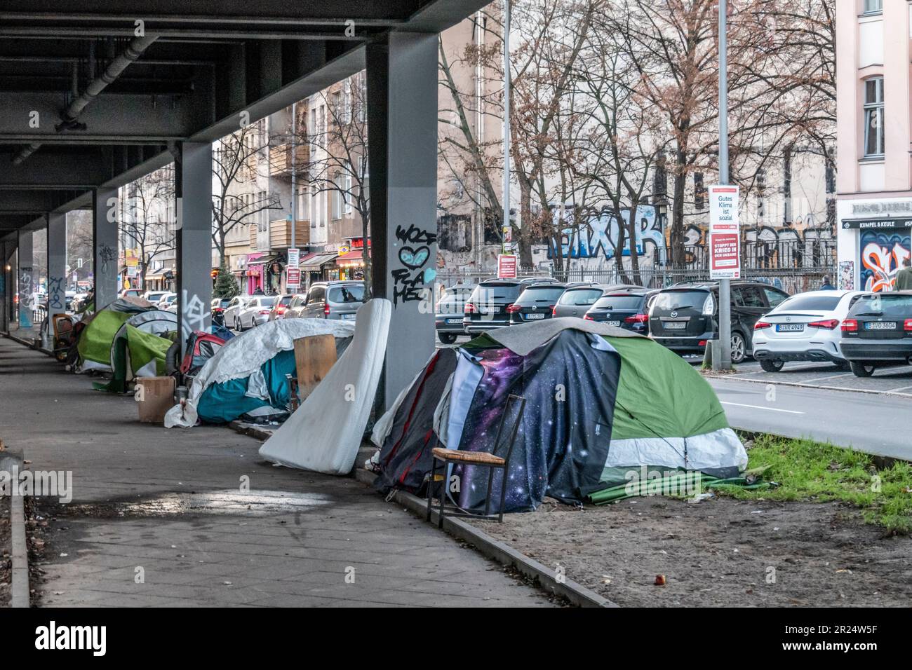 Obdachlose in Zelten unter U-Bahn-Trasse der U1 , Skalitzer Strasse, Kreuzberg, Berlin Stock Photo