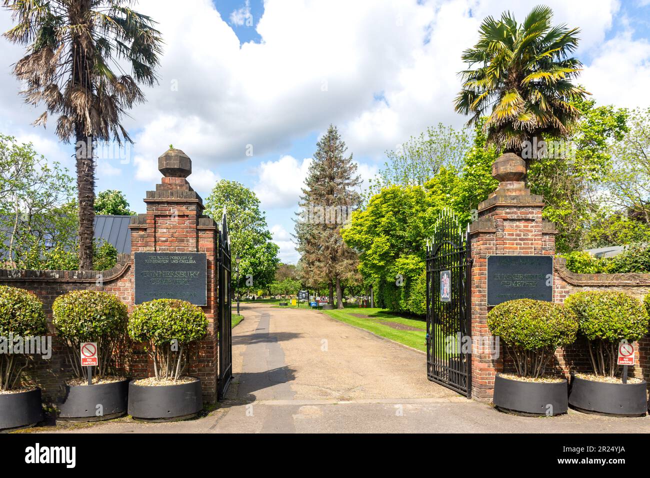 Entrance gate to Gunnersbury Cemetery, Gunnersbury, The Royal Borough of Kensington & Chelsea, Greater London, England, United Kingdom Stock Photo