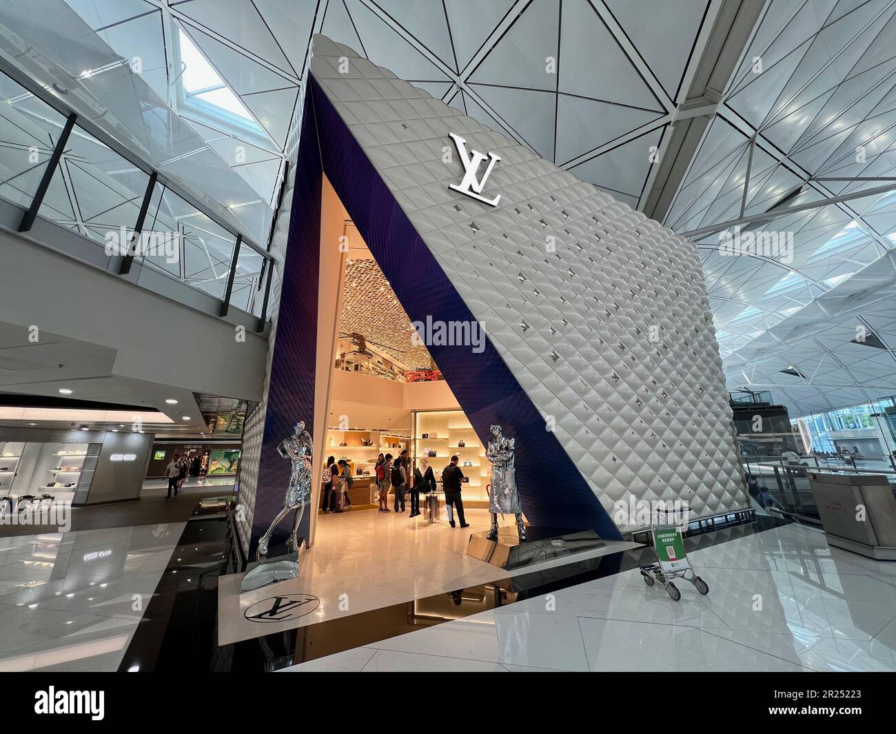 Louis vuitton china luxury hi-res stock photography and images - Page 2 -  Alamy