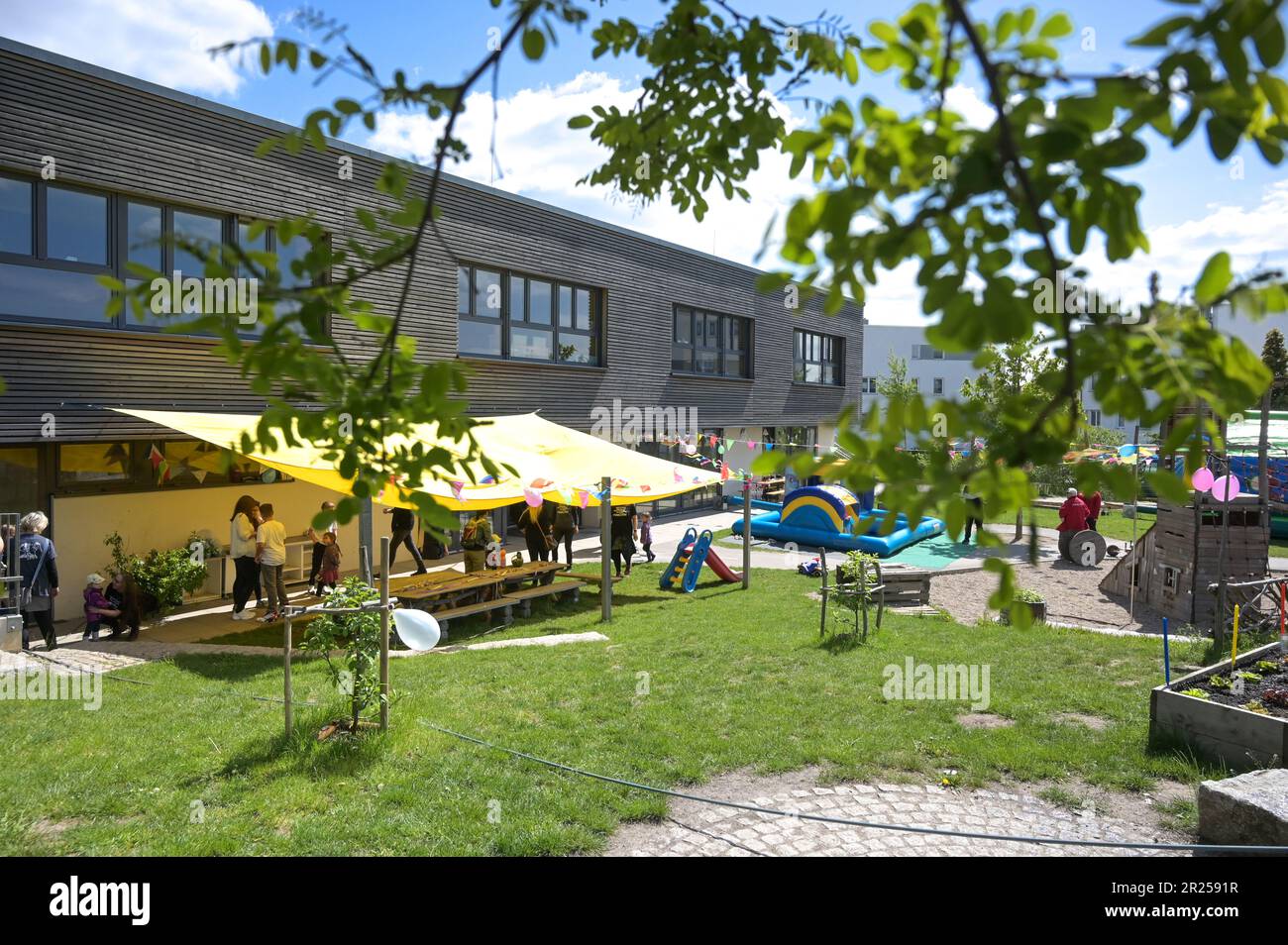 13-may-2023-saxony-anhalt-halle-saale-view-of-the-outdoor-area-of-the-heide-sd-daycare-center-the-heide-sd-daycare-center-took-first-place-in-the-daycare-center-of-the-year-category-at-the-german-daycare-center-award-ceremony-the-facility-works-with-an-open-concept-in-which-the-children-themselves-determine-when-they-eat-sleep-or-play-photo-heiko-rebschdpa-2R2591R.jpg