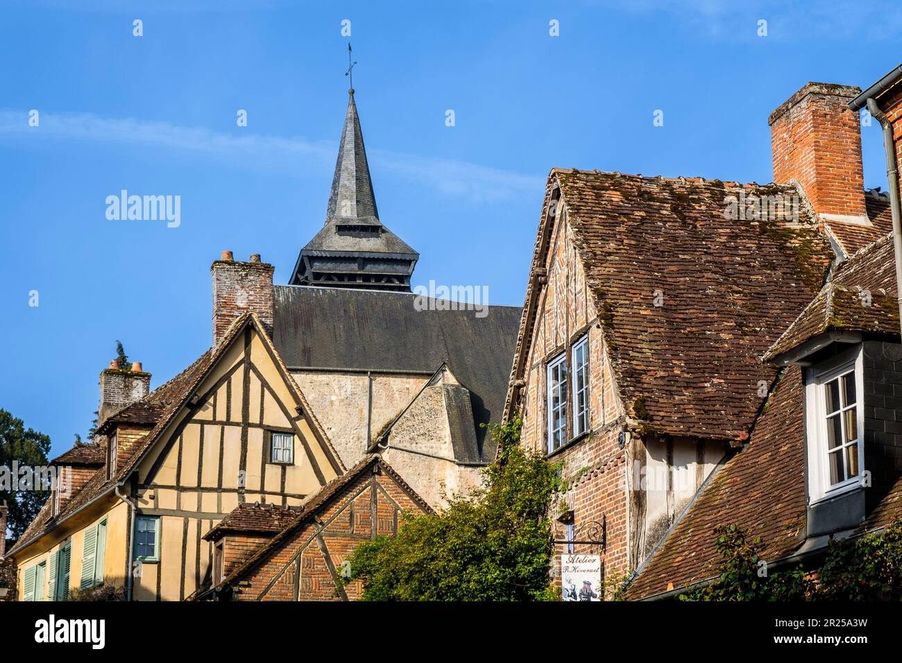 Gerberoy is ont of the most beautiful village of France - Man walking in the street | Gerberoy avec ses rues pavees typiques, ses toitures de tuiles r Stock Photo