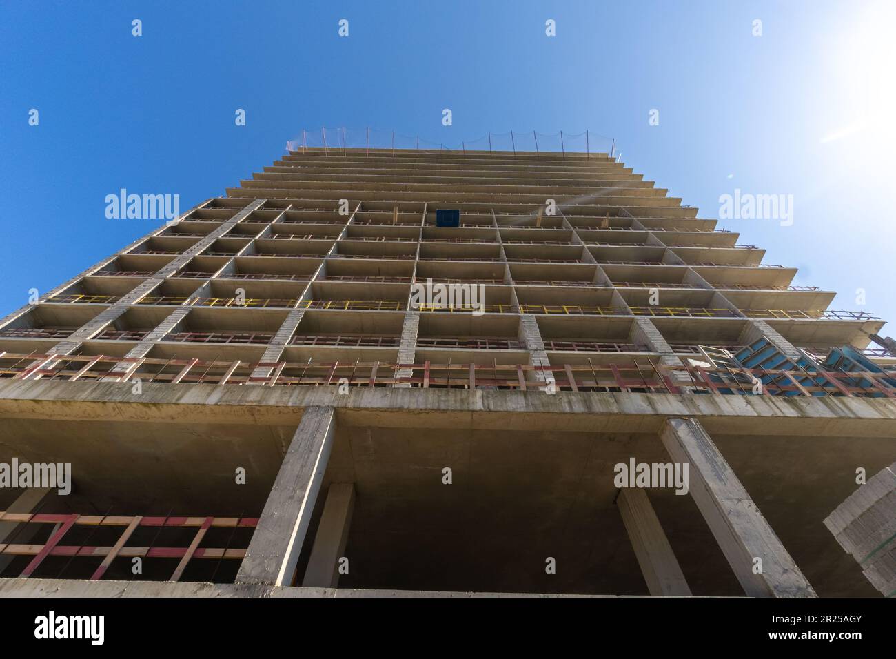 Close-up view from below of a multi-storey building under construction ...