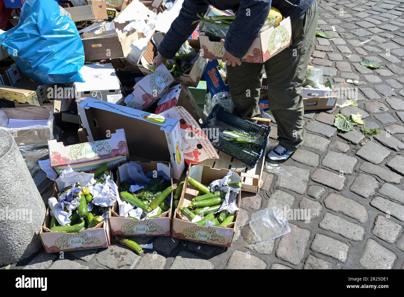 GERMANY, Hamburg, food waste at market end, food collector / DEUTSCHLAND, Hamburg, Fischmarkt, unverkaufte Nahrungsmittel gehen in den Müll nach Marktende, Nahrungsretter Stock Photo