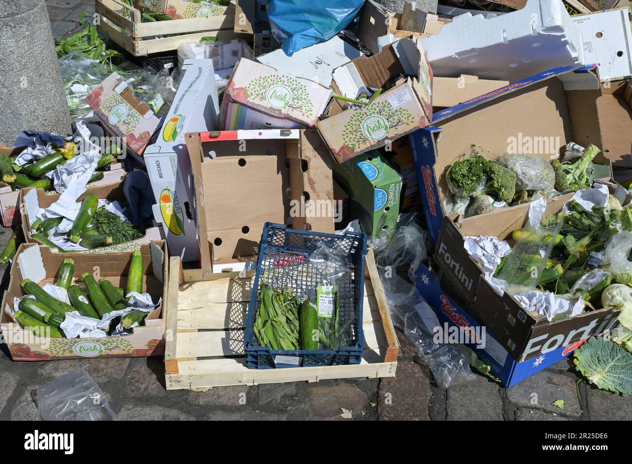 GERMANY, Hamburg, food waste at market end / DEUTSCHLAND, Hamburg, Fischmarkt, unverkaufte Nahrungsmittel gehen in den Müll nach Marktende Stock Photo