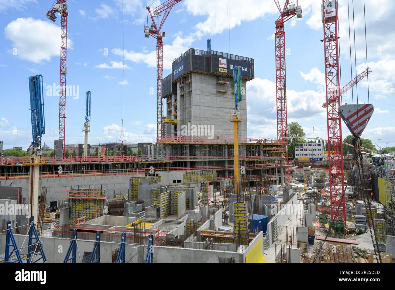 GERMANY, Hamburg, Harbour town, construction site Elb Tower of Signa Holding, financed by Signa Prime Selection AG, company of Signa Holding, Signa Holding was founded by Austrian real estate developer René Benko , also owner of Karstadt Kaufhaus Stock Photo