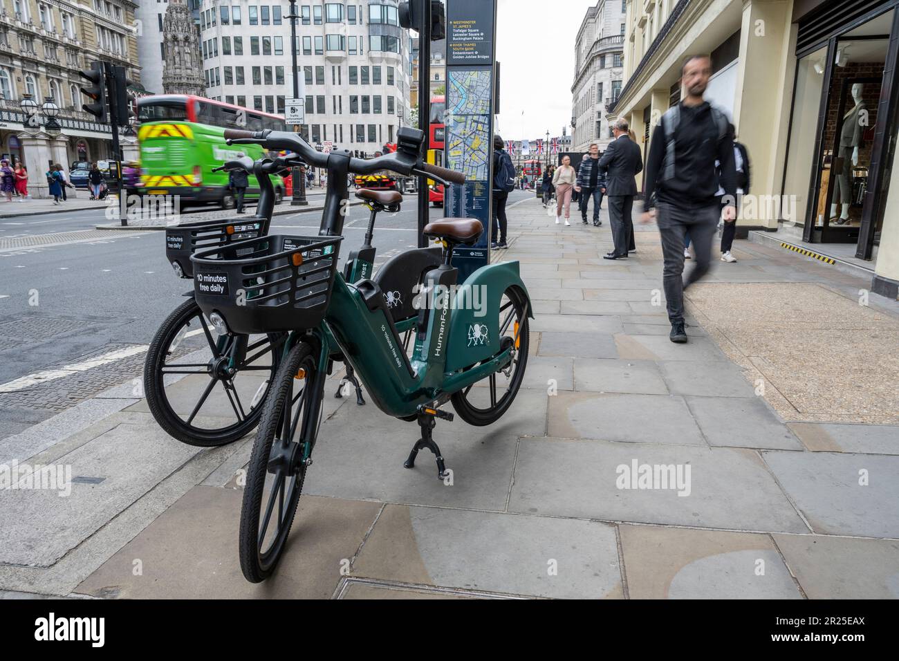 can bikes go on pavements