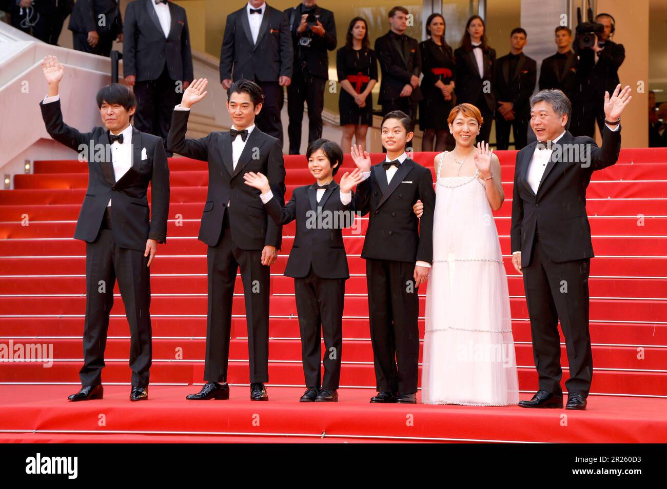 Cannes, Frankreich. 17th May, 2023. Yuji Sakamoto, Eita Nagayama, Kurokawa Soya, Hinata Hiiragi, Sakura Ando und Hirokazu Koreeda bei der Premiere des Kinofilms 'Monster/Kaibutsu' auf dem Festival de Cannes 2023/76. Internationale Filmfestspiele von Cannes im Palais des Festivals. Cannes, 17.05.2023 Credit: Geisler-Fotopress GmbH/Alamy Live News Stock Photo