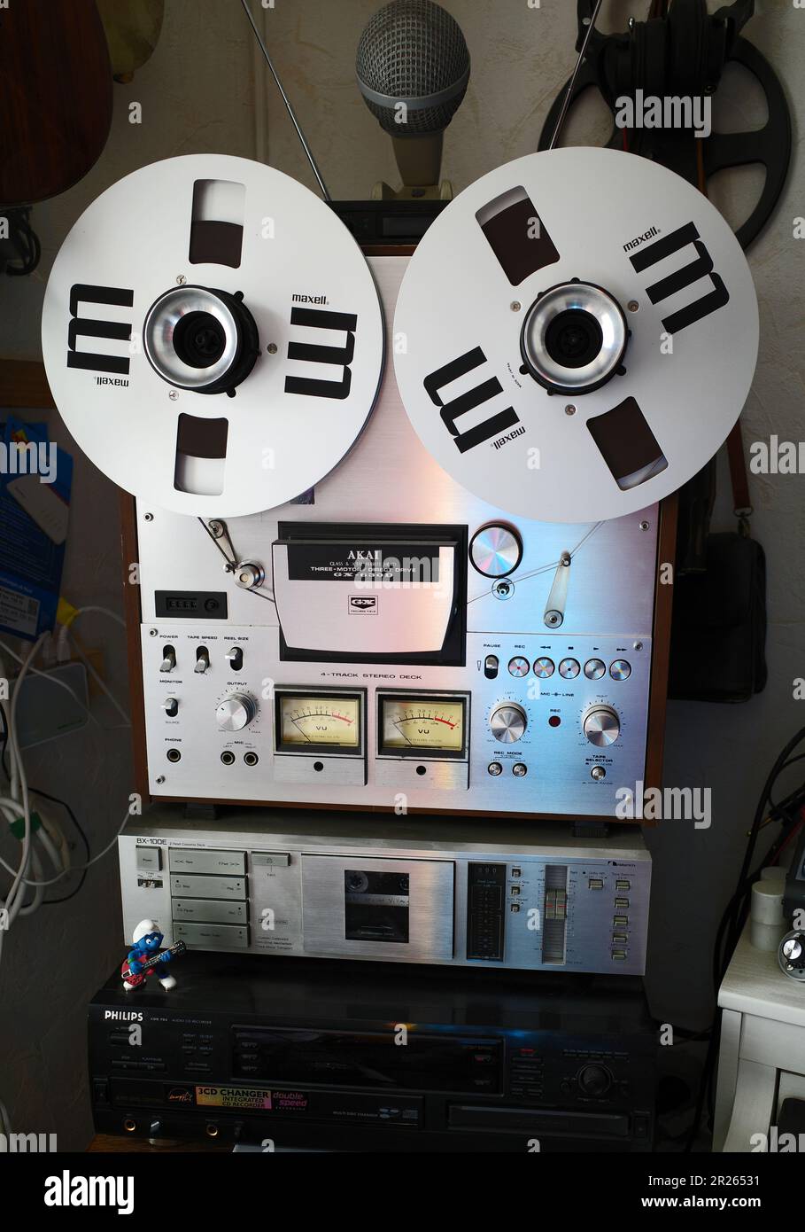 https://c8.alamy.com/comp/2R26531/itterbeck-germany-april-30-2023-old-fashioned-reel-to-reel-tape-recorder-from-akai-with-maxell-reels-on-a-nakamichi-cassette-deck-at-the-bottom-is-a-2R26531.jpg