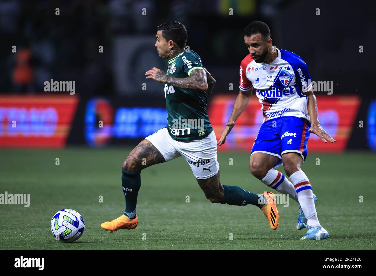 RJ - Rio de Janeiro - 27/10/2018 - Brasileiro A 2018, Flamengo x Palmeiras  -Para jogador do Flamengo disputa lance com Dudu jogador do Palmeiras  durante partida no estadio Maracana pelo campeonato