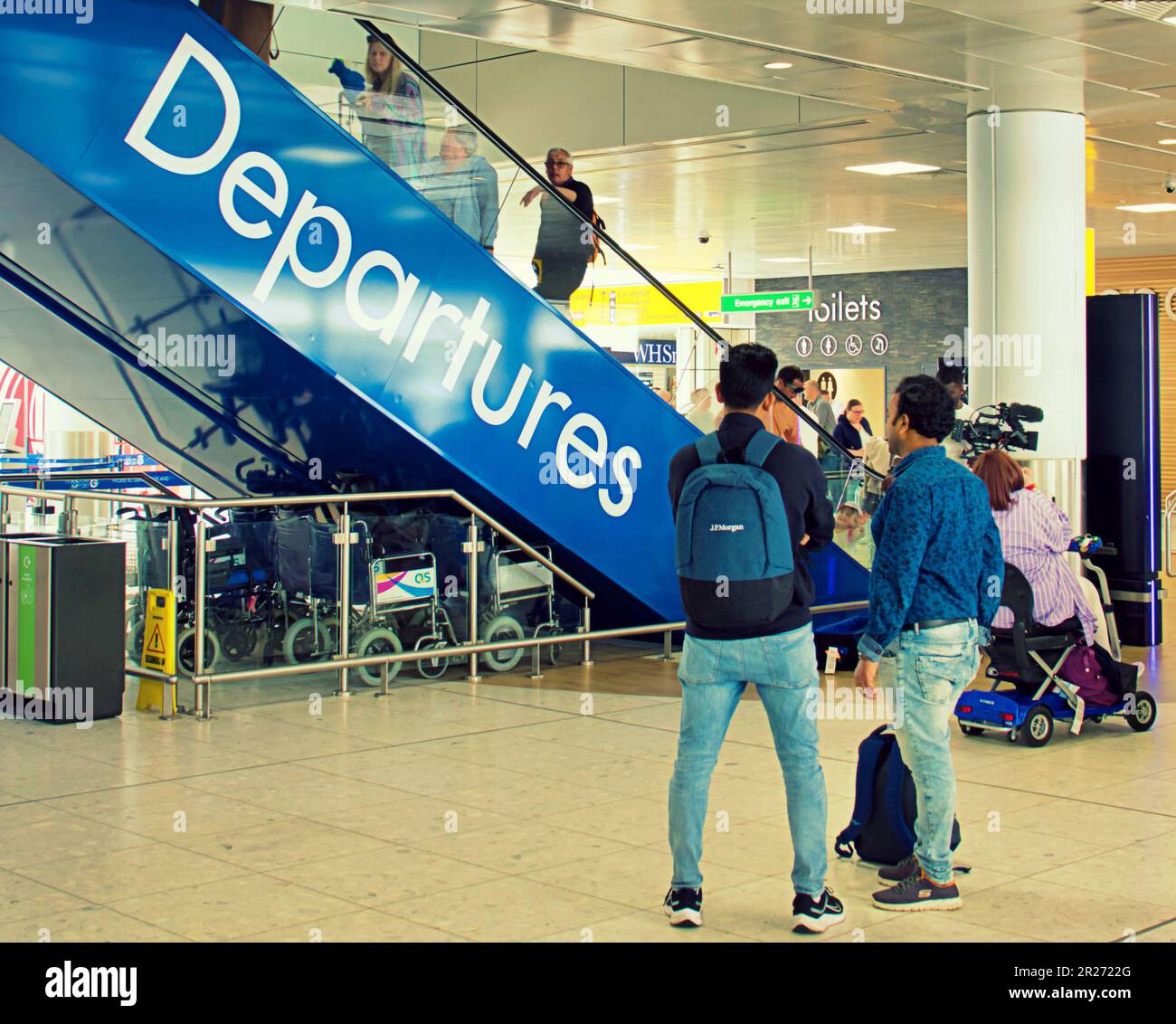 Glasgow, Scotland, UK 17th May, 2023. UK Weather: Warm in the city centre saw a windy airport for holidaymakers.  Credit Gerard Ferry/Alamy Live News Stock Photo