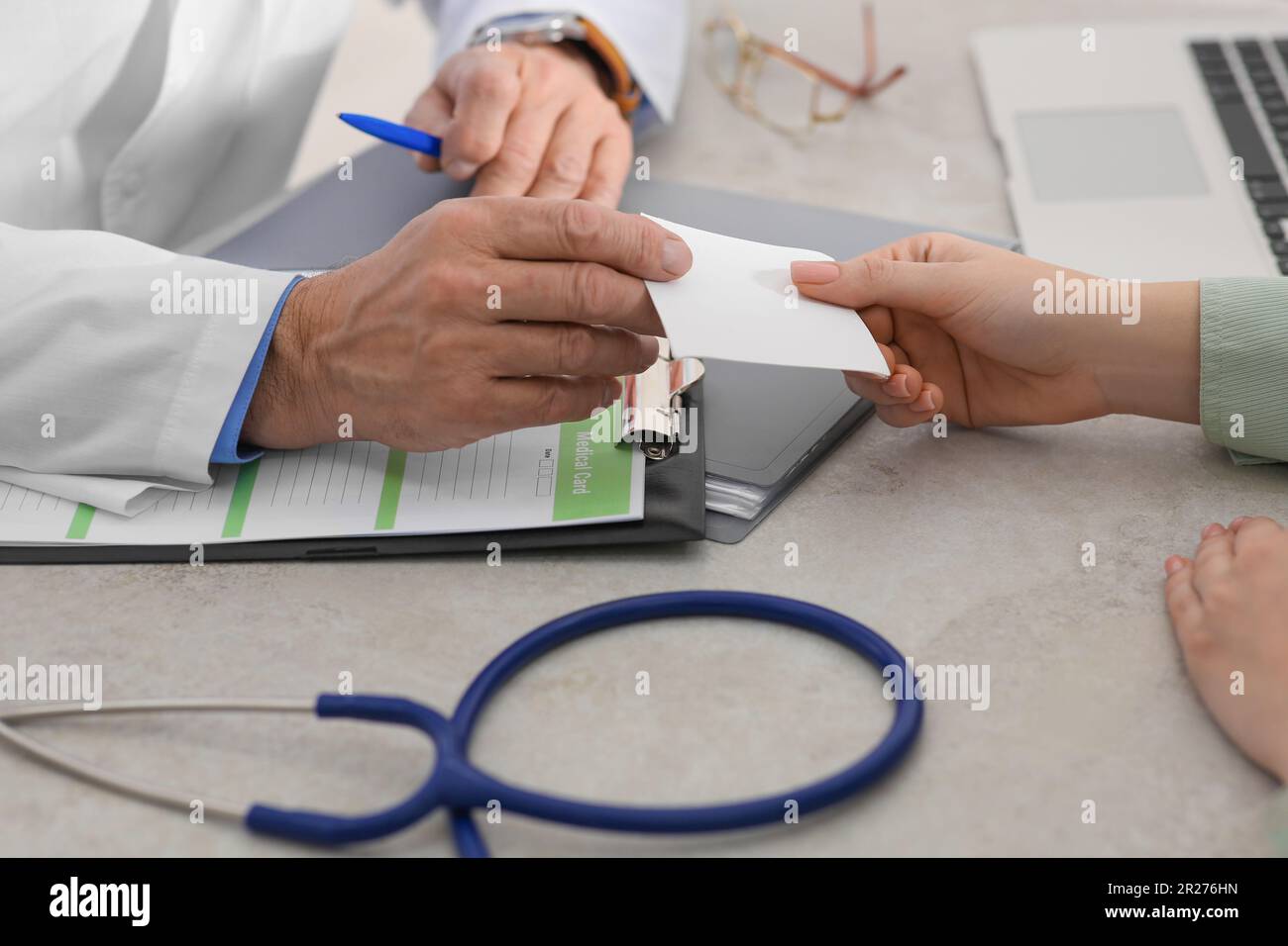 Doctor giving patient note hi-res stock photography and images - Alamy