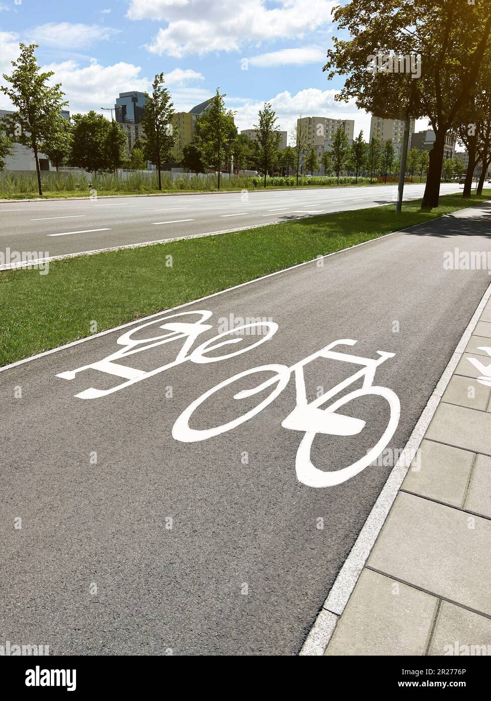 White line markings cycle lane hi-res stock photography and images - Alamy