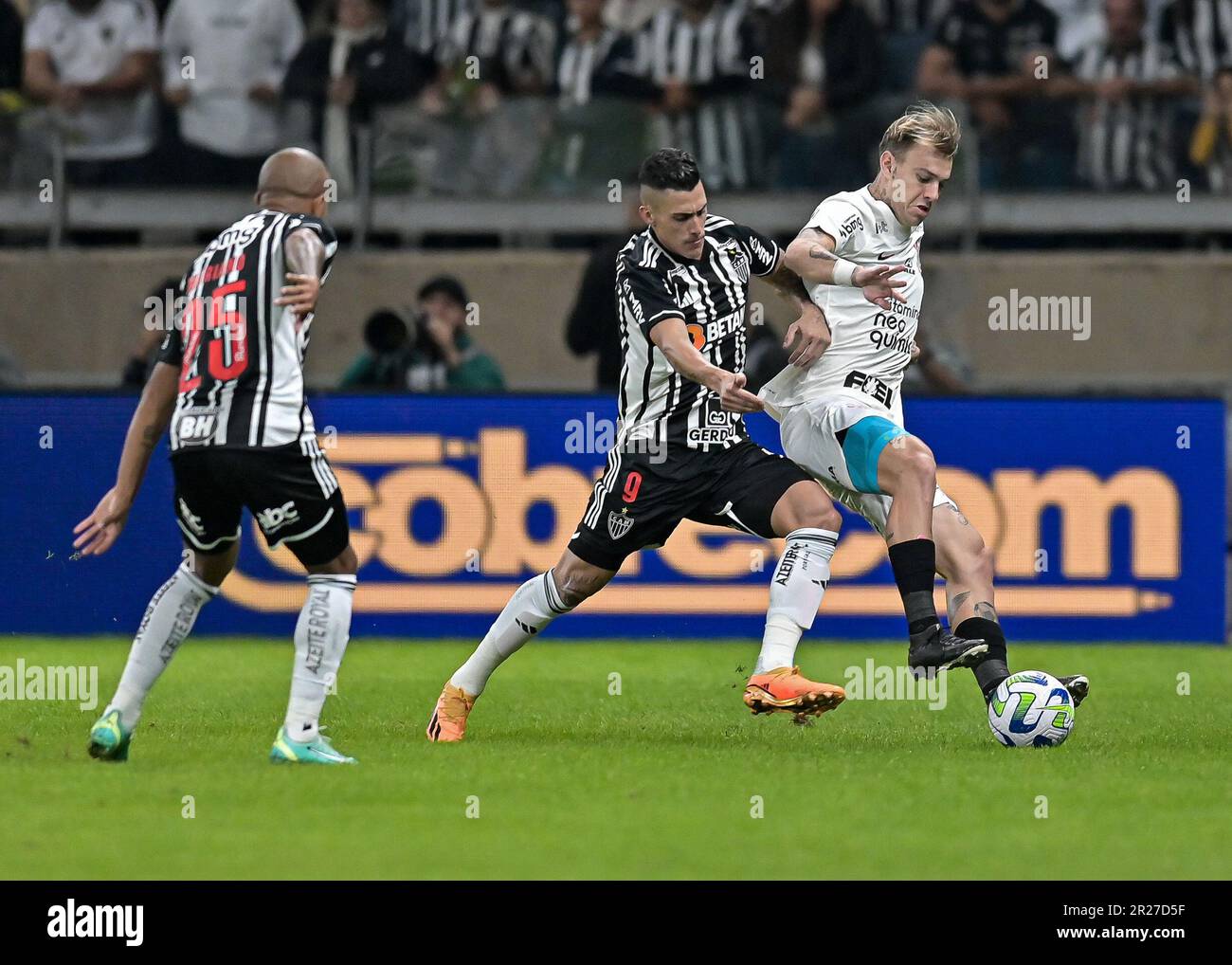 Belo Horizonte, Brazil. 17th May, 2023. Cristian Pavon of Atletico Mineiro battles for possession with Roger Guedes of Corinthians, during the match between Atletico Mineiro and Corinthians, for the Brazil Cup 2023, at Mineirao Stadium, in Belo Horizonte on May 17. Photo: Gledston Tavares/ Credit: DiaEsportivo/Alamy Live News Stock Photo