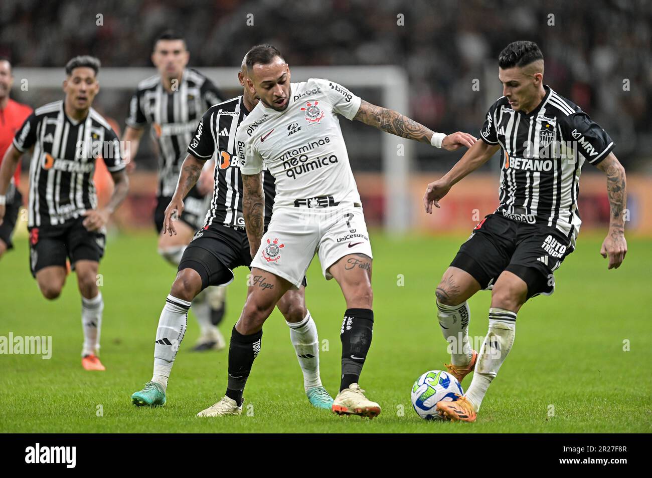 Belo Horizonte, Brazil. 17th May, 2023. Cristian Pavon of Atletico Mineiro battles for possession with Maycon of Corinthians, during the match between Atletico Mineiro and Corinthians, for the Brazil Cup 2023, at Mineirao Stadium, in Belo Horizonte on May 17. Photo: Gledston Tavares/ Credit: DiaEsportivo/Alamy Live News Stock Photo