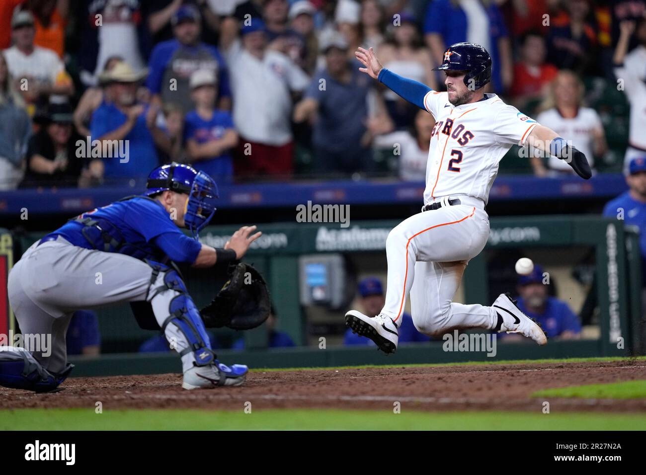 Houston Astros' Alex Bregman (2) scores the gamewinning run as Chicago