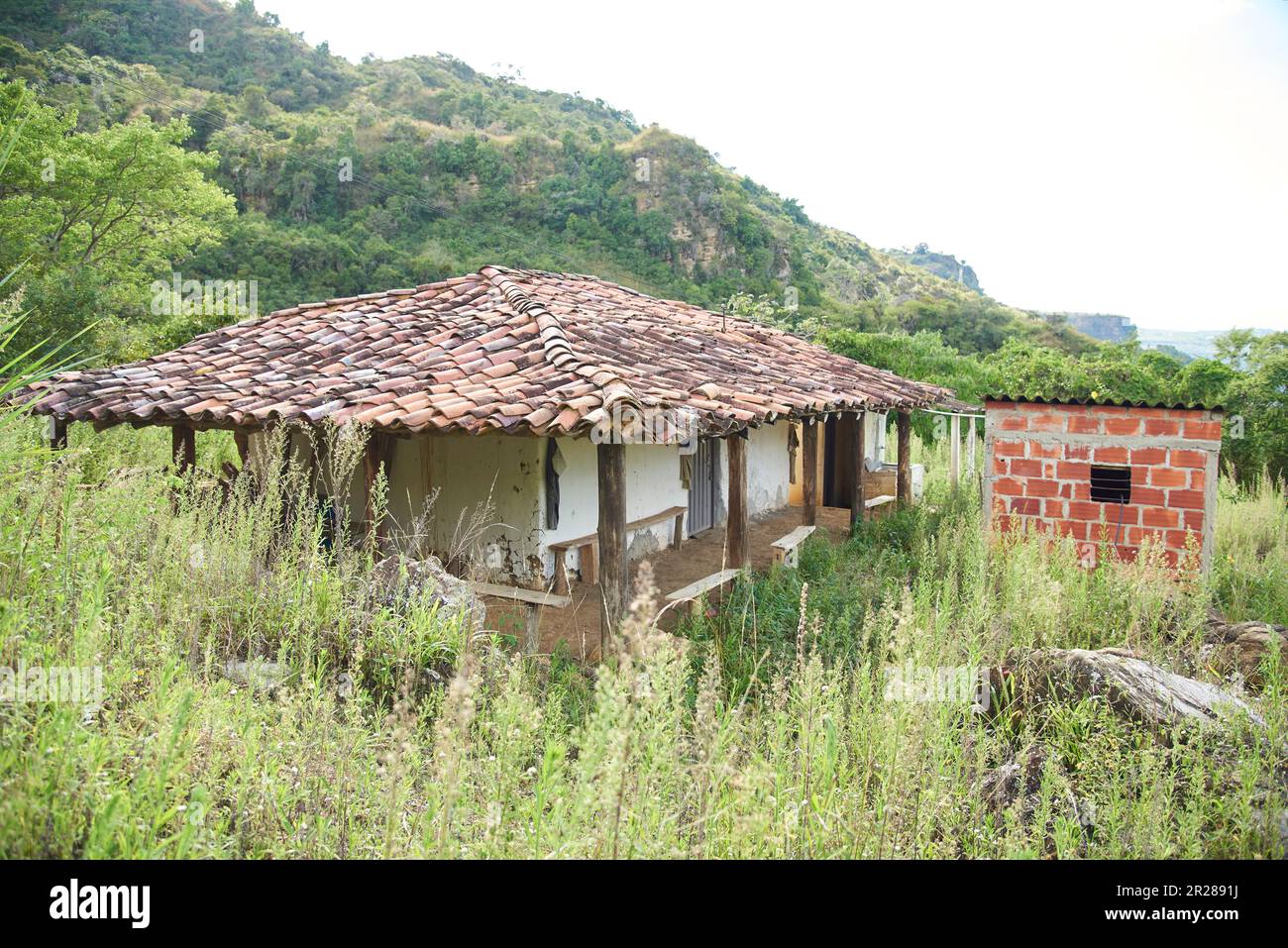 Aratoca, Santander, Colombia, November 22, 2022: Simple rural house surrounded by vegetation in a mountainous area. Stock Photo