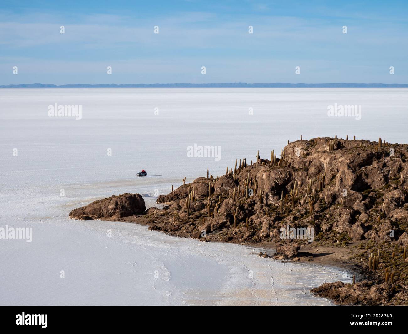 Discover adventure by driving a 4x4 at Isla Incahuasi on the Salar de Uyuni in Bolivia. Immerse yourself in this unique oasis amidst the salt flats. Stock Photo