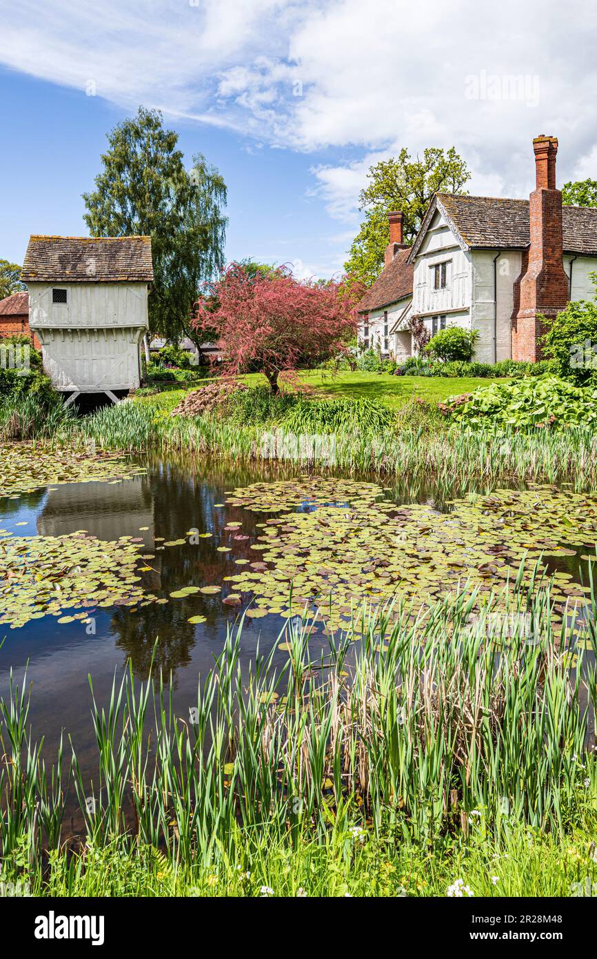 The late 15th century gatehouse and the moated late 14th or early 15th century timber framed Lower Brockhampton Manor House near Bromyard, Herefordshi Stock Photo