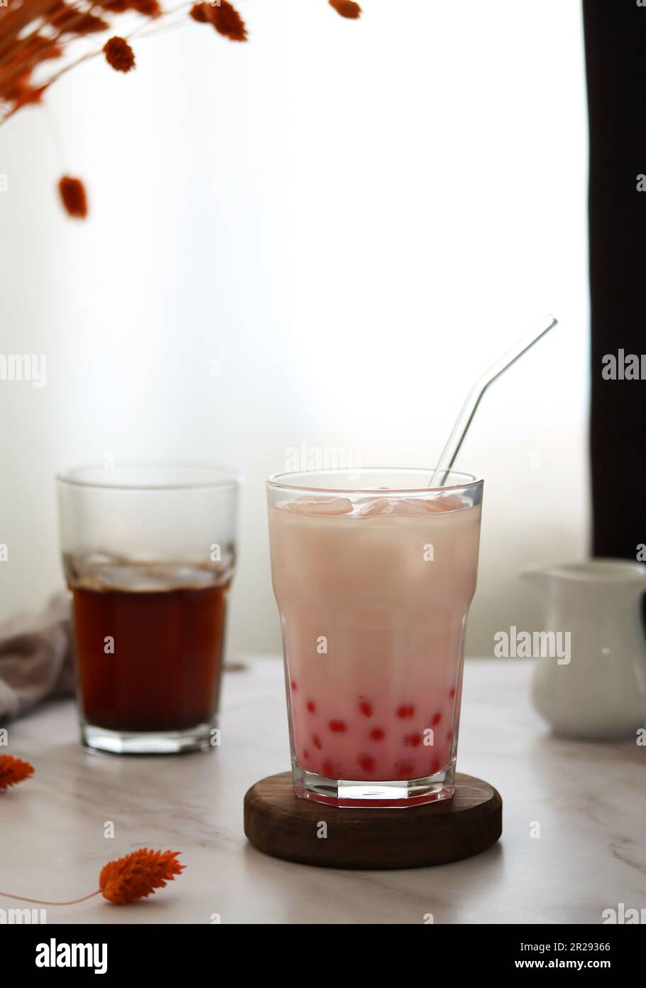 Home made milk bubble tea with tapioca pearls. Strawberry iced milk tea  drink with tapioca balls. Milky drink with tapioka bubbles and ice. Bubble  tea Stock Photo - Alamy