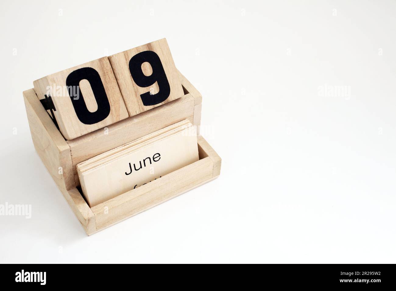 Wooden perpetual calendar showing the 9th of June Stock Photo - Alamy