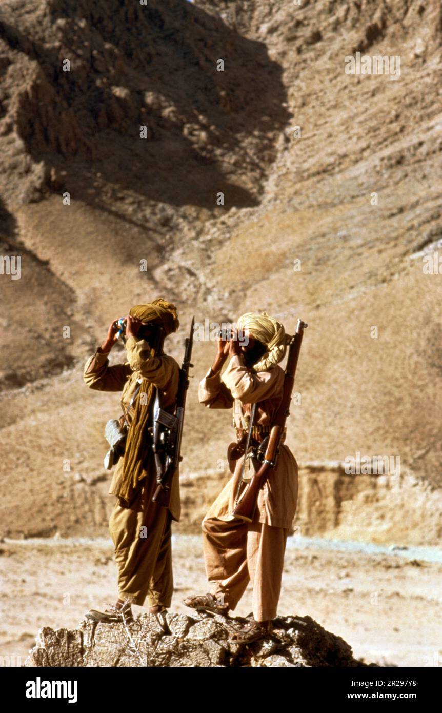 Afghanistan Afghani Rebels (Mujhideen) Looking through Binoculars during the Afghan War 1978-1992 Stock Photo