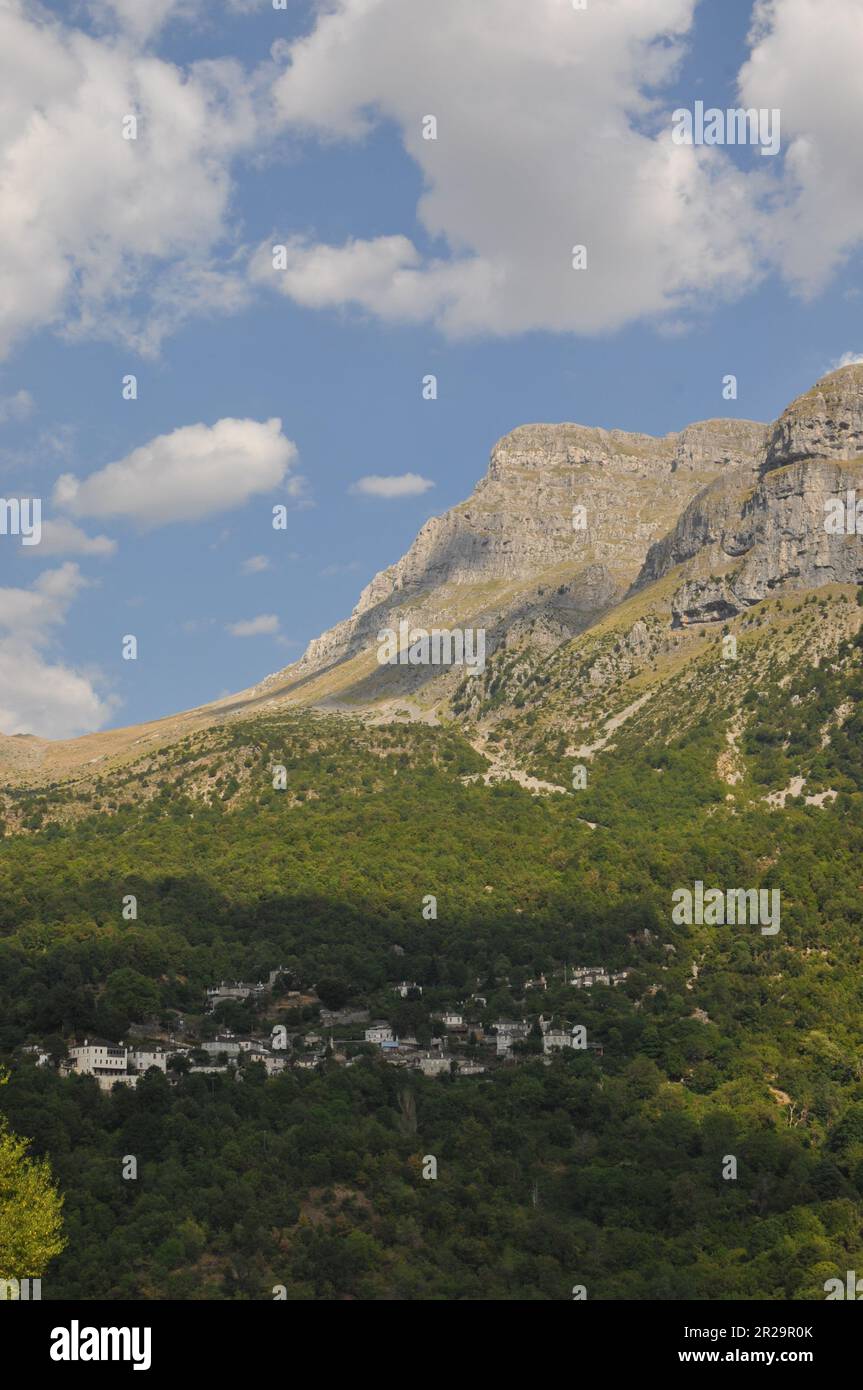 Village nestled in valley hi-res stock photography and images - Alamy