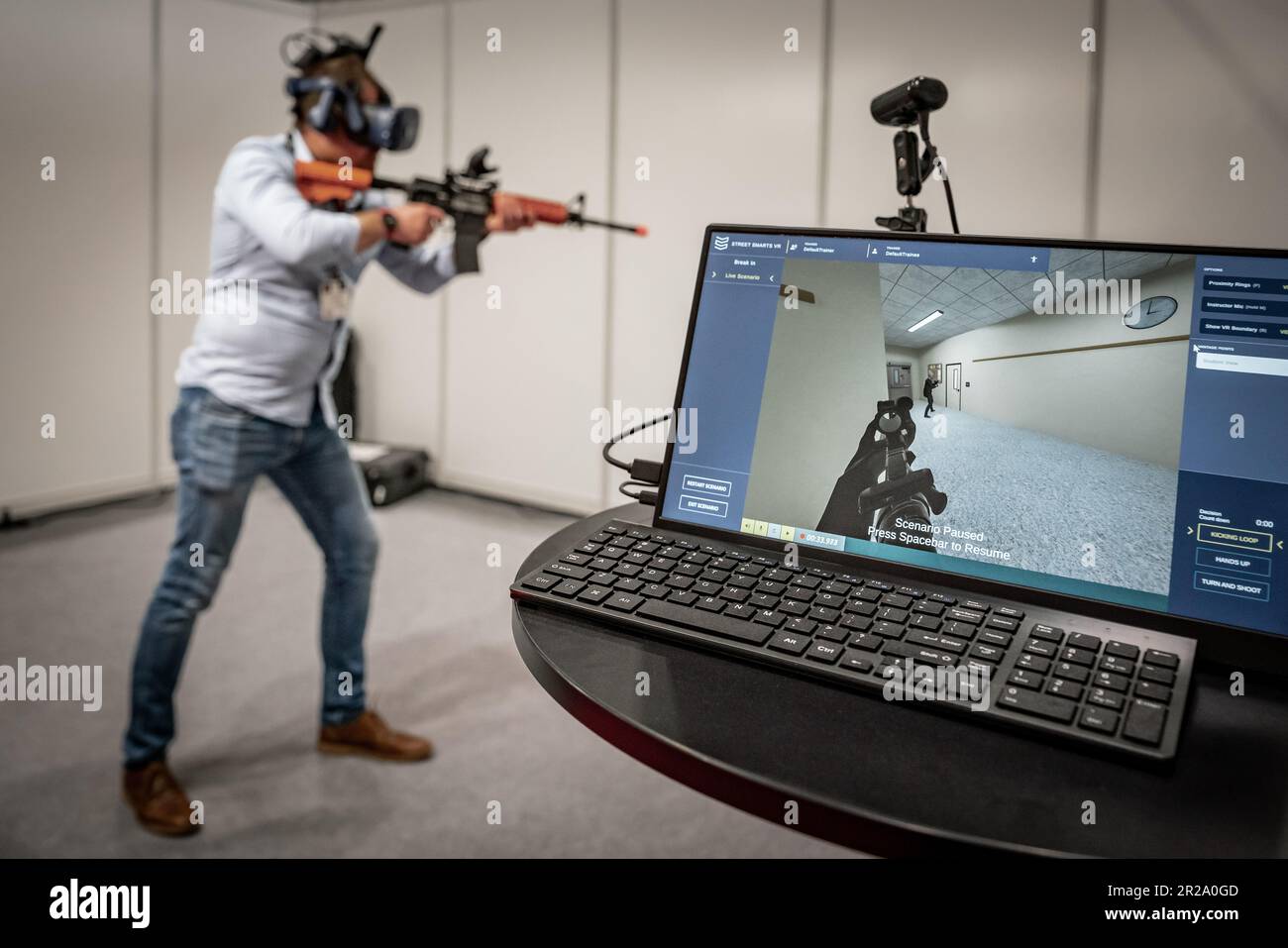 Demonstrate virtual reality hi-res stock photography and images - Alamy