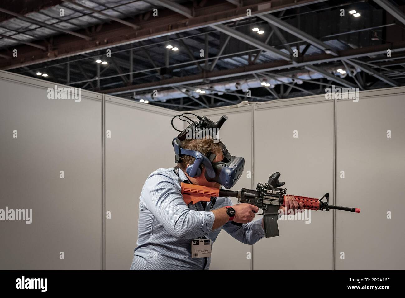 Demonstrate virtual reality hi-res stock photography and images - Alamy