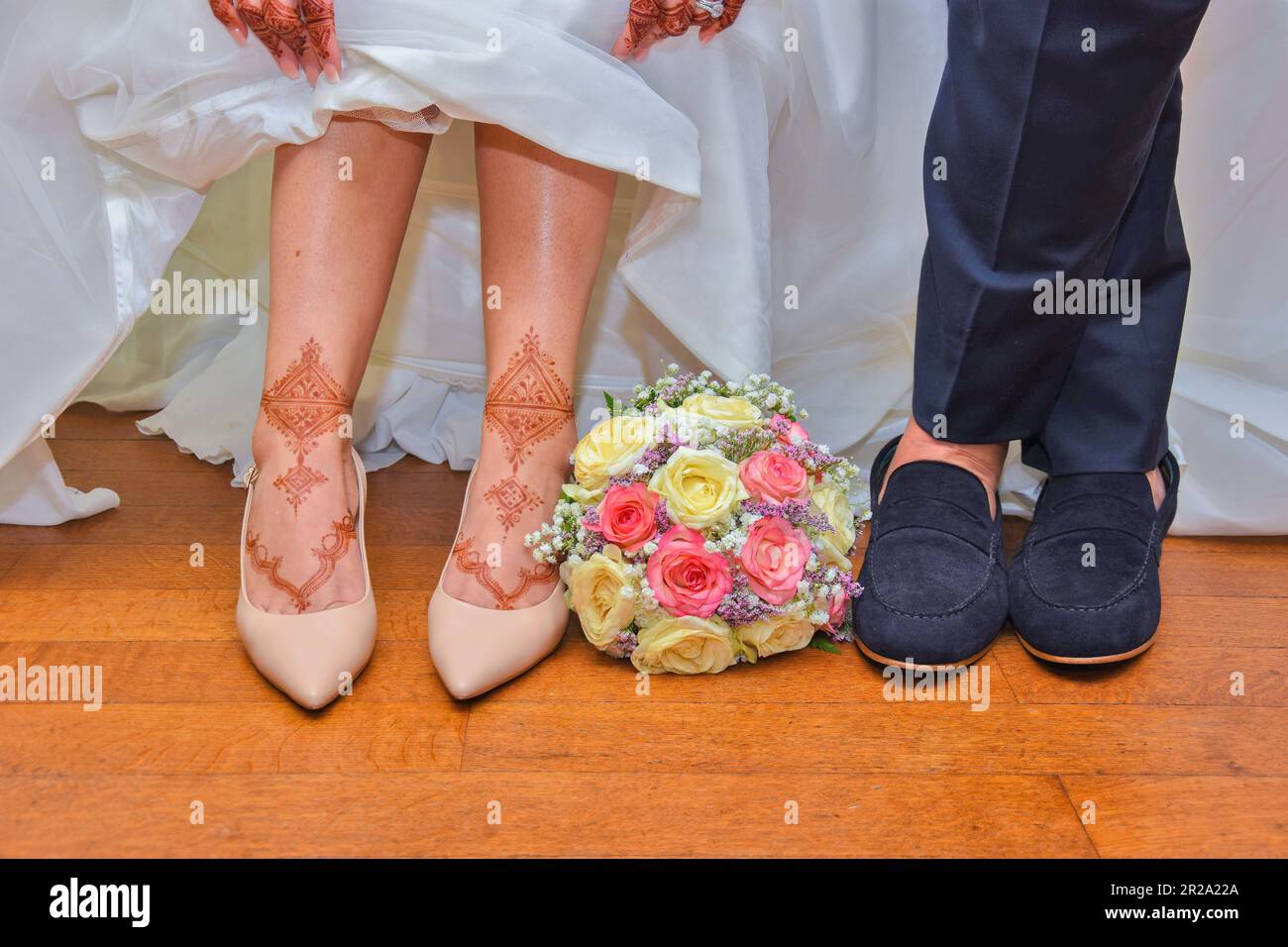 Moroccan henna tattoo on foot Stock Photo - Alamy
