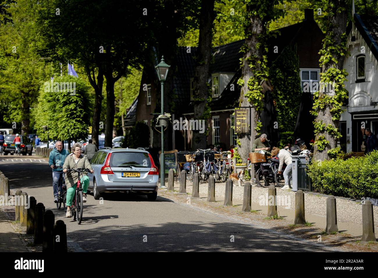 LAGE VUURSCHE - Crowds of day-trippers enjoying the beautiful weather on Ascension Day in Lage Vuursche. ANP ROBIN VAN LONKHUIJSEN netherlands out - belgium out Stock Photo